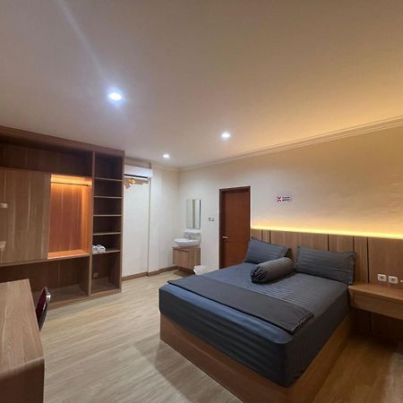 Wisma Delapan Mitra Reddoorz جاكرتا المظهر الخارجي الصورة
