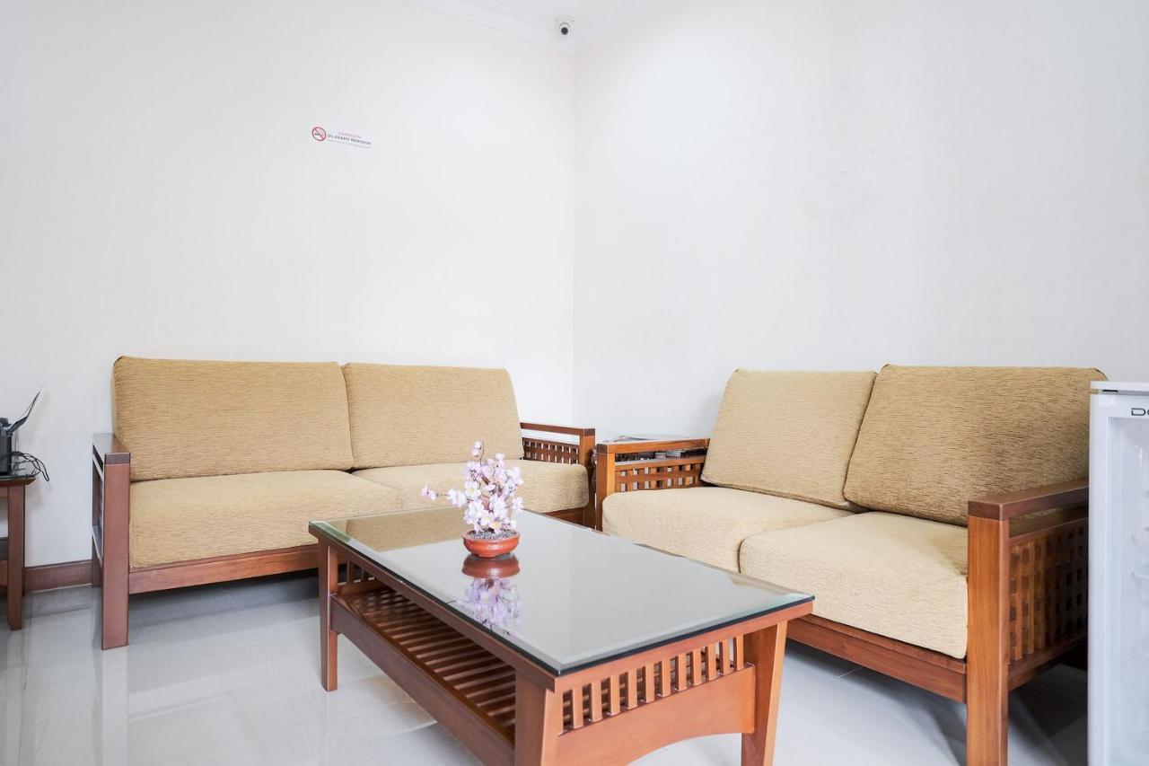 Wisma Delapan Mitra Reddoorz جاكرتا المظهر الخارجي الصورة