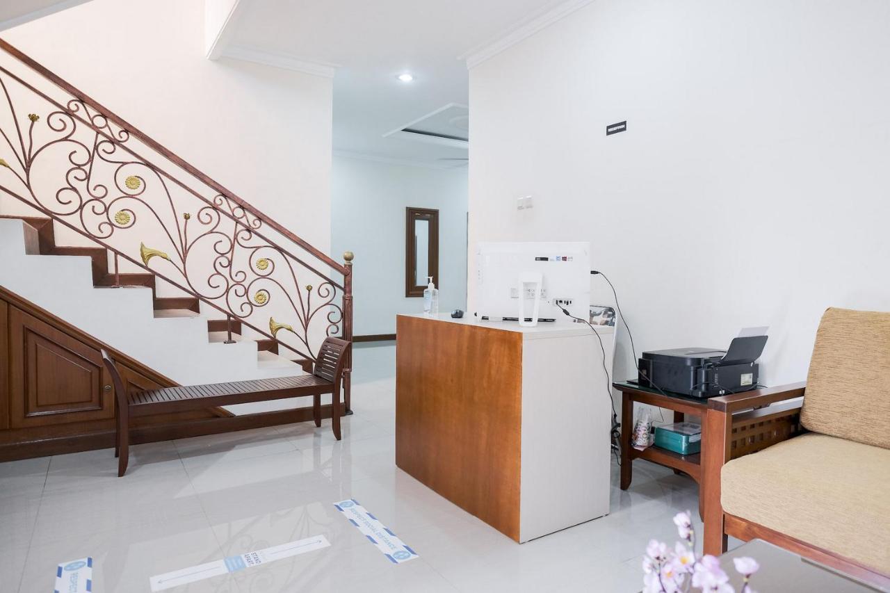 Wisma Delapan Mitra Reddoorz جاكرتا المظهر الخارجي الصورة