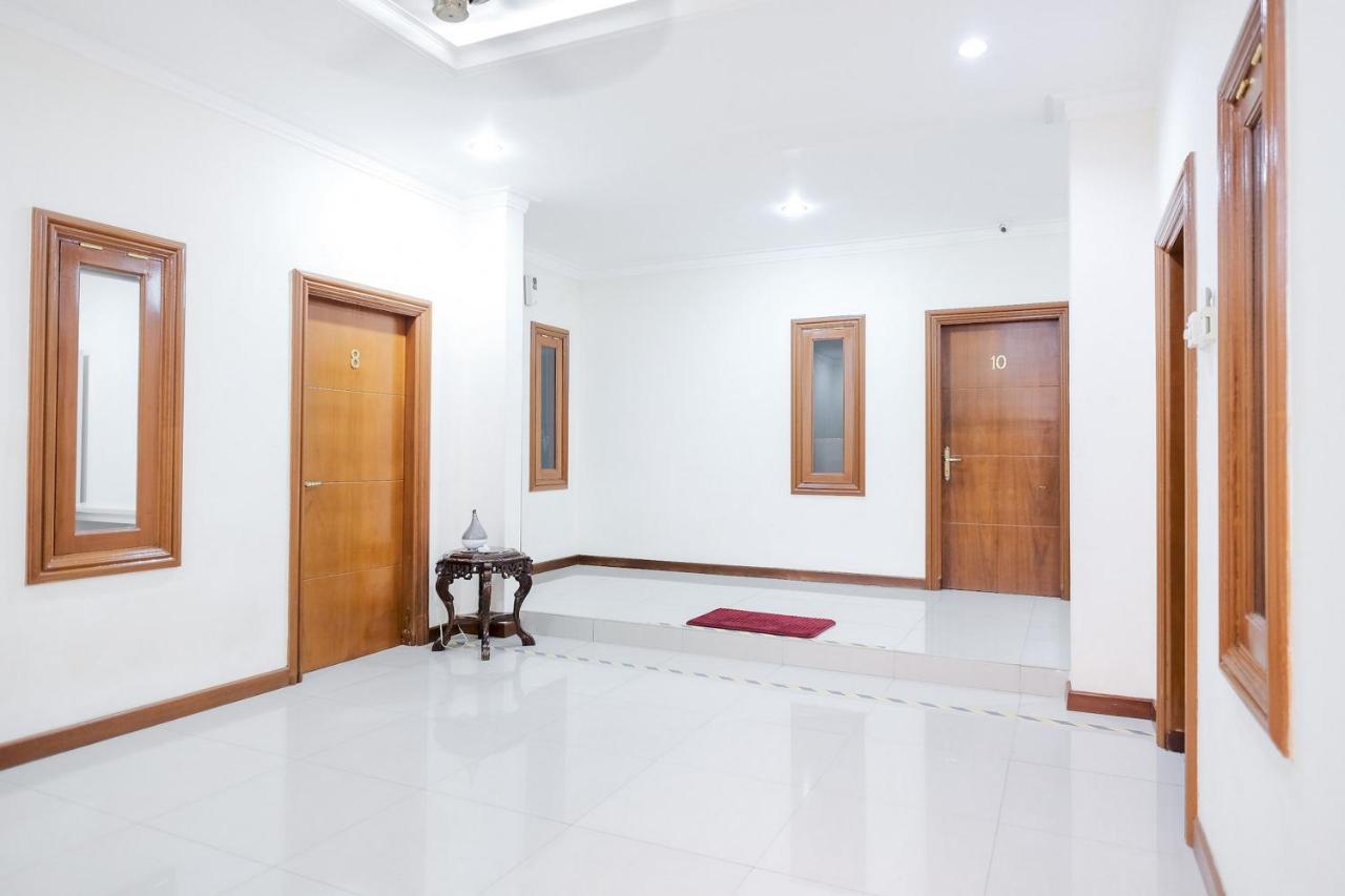 Wisma Delapan Mitra Reddoorz جاكرتا المظهر الخارجي الصورة
