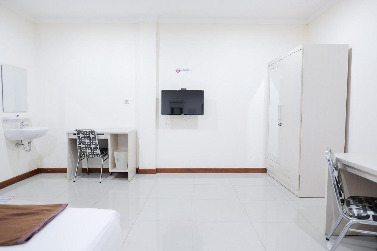 Wisma Delapan Mitra Reddoorz جاكرتا المظهر الخارجي الصورة